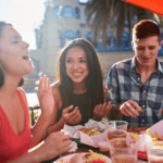 Mơ thấy đông người ăn uống đánh con gì? Giải mã giấc mơ